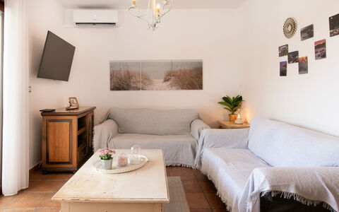 Portichuelo: Mobilia, Interior Design, Divano, Pavimentazione, Legna, Camera, Pavimento, Soggiorno, Tavolo, Soffitto
