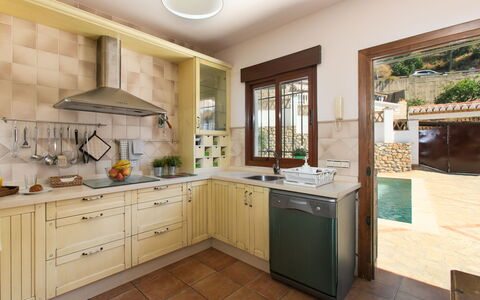 Portichuelo: Cucina, Controsoffitto, Elettrodomestico Da Cucina, Cabinetry, Mobilia, Interior Design, Apparecchio Major, Pavimentazione, Lavello, Lavandino Della Cucina