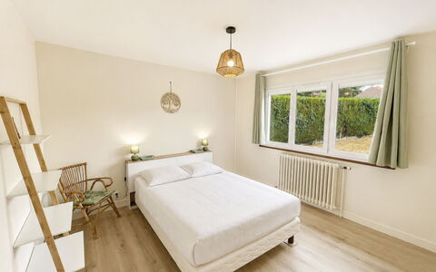 Les Glaieuls: Letto, Interior Design, Mobilia, Camera Da Letto, Parete, Pavimentazione, Pavimento, Legna, Soffitto, Bedding