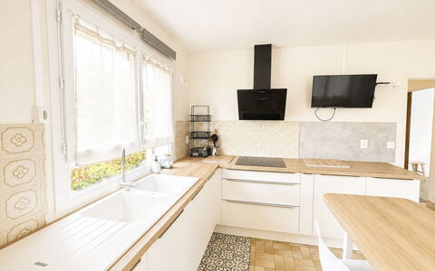 Les Glaieuls: Controsoffitto, Cucina, Interior Design, Pavimentazione, Mobilia, Cabinetry, Legna, Elettrodomestico Da Cucina, Pavimento, Apparecchio Major
