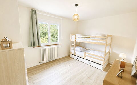 Les Glaieuls: Parete, Legna, Interior Design, Pavimentazione, Pavimento, Mobilia, Appartamento, Camera Da Letto, Camera, Letto