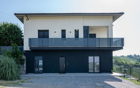 Serracapelli: Facciata, Zona Residenziale, Casa, Balcone, Corrimano, Le Scale, Raccordo, Portico, Illuminazione Diurna, Villa