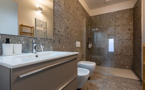 Serracapelli: Idraulico Fixture, Pavimentazione, Bagno, Lavandino Del Bagno, Pavimento, Lavello, Interior Design, Rubinetto, Idraulico, Specchio