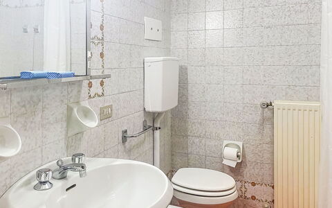 Ai Pascoli: Interior Design, Pavimentazione, Pavimento, Idraulico Fixture, Camera, Lavello, Bagno, Lavandino Del Bagno, Idraulico, Rubinetto