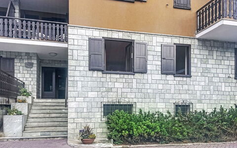 Ai Pascoli: Zona Residenziale, Casa, Urban Design, Appartamento, Balcone, Calcestruzzo, Muro ​​Di Pietra, Driveway, Illuminazione Diurna