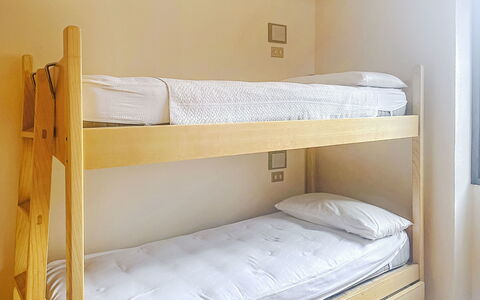 Ai Pascoli: Letto, Camera Da Letto, Lenzuolo, Legna, Bedding, Pavimento, Telaio Del Letto, Pavimentazione, Interior Design, Mobilia