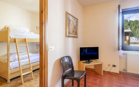 Ai Pascoli: Letto, Camera Da Letto, Legna, Interior Design, Pavimento, Mobilia, Pavimentazione, Lenzuolo, Soffitto, Camera