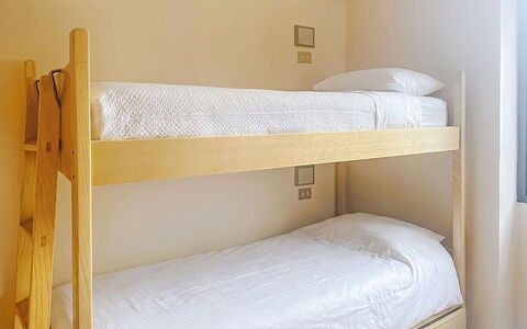 Ai Pascoli: Letto, Camera Da Letto, Bedding, Lenzuolo, Legna, Biancheria, Pavimento, Mobilia, Telaio Del Letto, Interior Design