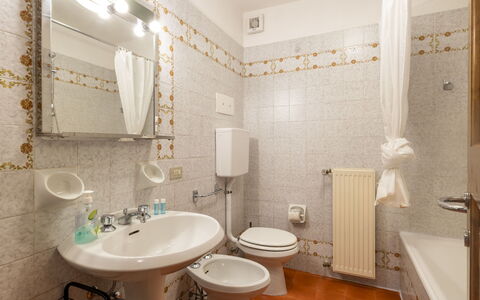 Ai Pascoli: Pavimentazione, Interior Design, Pavimento, Camera, Mobilia, Idraulico Fixture, Soffitto, Lavello, Bagno, Lavandino Del Bagno