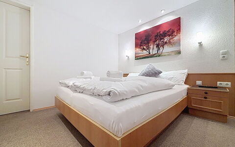 Susi: Letto, Interior Design, Camera Da Letto, Pavimento, Lenzuolo, Pavimentazione, Bedding, Soffitto, Camera, Telaio Del Letto