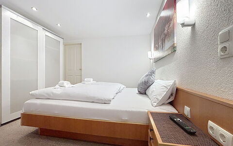 Susi: Interior Design, Soffitto, Pavimentazione, Mobilia, Pavimento, Letto, Camera Da Letto, Camera, Illuminazione, Bedding