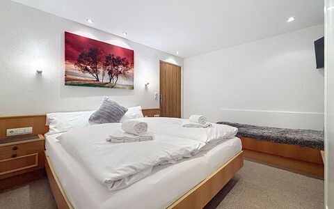 Susi: Camera Da Letto, Letto, Interior Design, Lenzuolo, Telaio Del Letto, Bedding, Pavimento, Soffitto, Suite, Cuscino