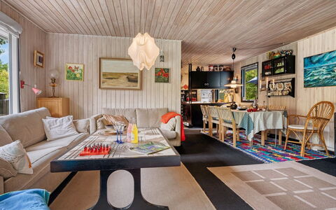 Tarvo - 500M to the Fjord: Mobilia, Interior Design, Legna, Soffitto, Divano, Pavimentazione, Soggiorno, Lampada, Pavimento, Camera