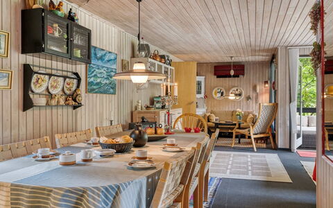 Tarvo - 500M to the Fjord: Mobilia, Interior Design, Legna, Soffitto, Sedia, Lampada, Tavolo, Pavimentazione, Sala Da Pranzo, Cucina & Sala Da Pranzo Tavolo