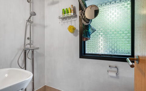 Tarvo - 500M to the Fjord: Bagno, Idraulico Fixture, Parete, Interior Design, Pavimentazione, Idraulico, Rubinetto, Pavimento, Piastrella, Lavello