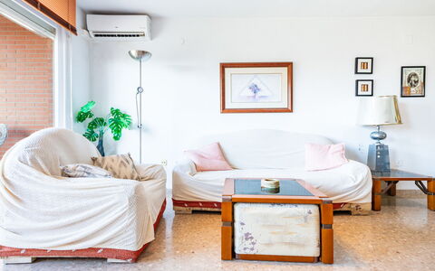 Mare Nostrum: Mobilia, Interior Design, Parete, Pavimentazione, Divano, Legna, Pavimento, Soggiorno, Illuminazione, Camera