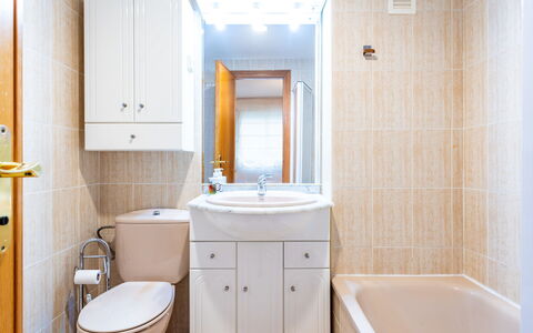 Mare Nostrum: Bagno, Lavandino Del Bagno, Idraulico Fixture, Lavello, Pavimentazione, Gabinetto, Interior Design, Pavimento, Toilet Seat, Rubinetto