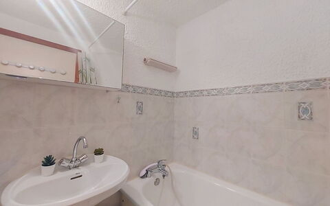 Les Grandes Aiguilles: Bagno, Idraulico Fixture, Pavimentazione, Vasca Da Bagno, Interior Design, Pavimento, Rubinetto, Idraulico, Lavello, Lavandino Del Bagno
