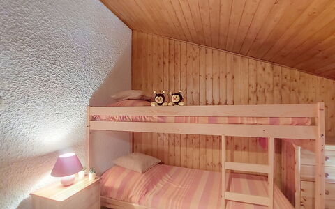 Les Grandes Aiguilles: Camera Da Letto, Legna, Pavimento, Interior Design, Pavimentazione, Mobilia, Letto, Soffitto, Camera, Bedding