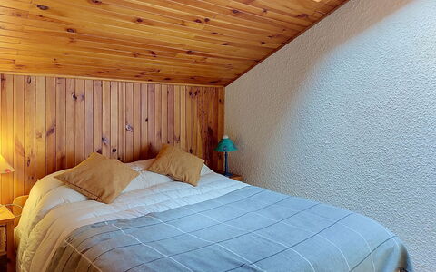 Les Grandes Aiguilles: Pavimento, Legna, Interior Design, Camera Da Letto, Letto, Pavimentazione, Lenzuolo, Soffitto, Mobilia, Bedding