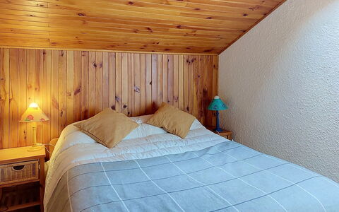 Les Grandes Aiguilles: Letto, Interior Design, Camera Da Letto, Pavimento, Lenzuolo, Pavimentazione, Legna, Mobilia, Bedding, Soffitto