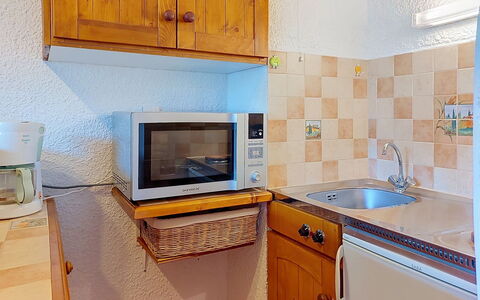 Les Grandes Aiguilles: Apparecchio Major, Legna, Interior Design, Controsoffitto, Cucina, Mobilia, Pavimentazione, Cabinetry, Elettrodomestico Da Cucina, Pavimento