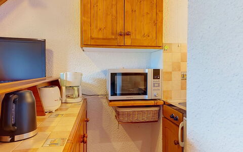 Les Grandes Aiguilles: Legna, Pavimentazione, Mobilia, Interior Design, Pavimento, Controsoffitto, Apparecchio Major, Cabinetry, Cucina, Camera