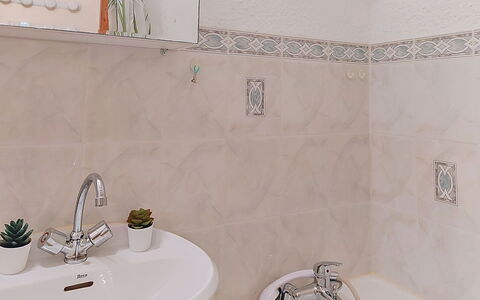 Les Grandes Aiguilles: Idraulico Fixture, Bagno, Lavello, Rubinetto, Pavimentazione, Interior Design, Lavandino Del Bagno, Idraulico, Pavimento, Piastrella