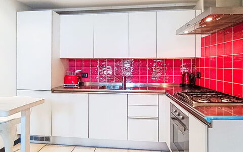 Le Falesie: Cucina, Elettrodomestico Da Cucina, Apparecchio Major, Controsoffitto, Pavimentazione, Interior Design, Pavimento, Cucina Stufa, Cabinetry, Piastrella