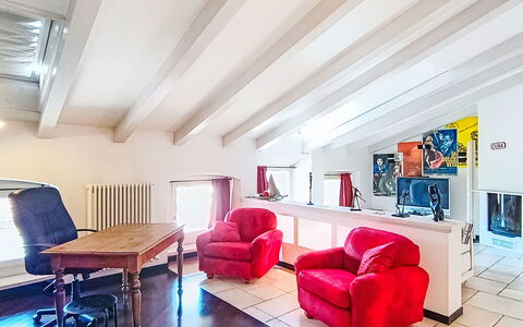 Le Falesie: Interior Design, Pavimentazione, Mobilia, Pavimento, Soffitto, Legna, Divano, Camera, Illuminazione, Soggiorno