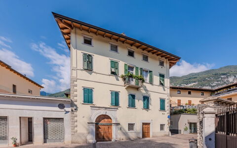 Le Falesie: Neve, Inverno, Congelamento, Villetta, Hill Station, Larice, Calotta Di Ghiaccio, Geomorfologia Glaciale, Stazione Sciistica