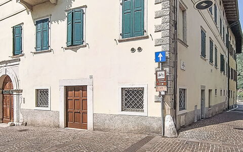 Le Falesie: Parete, Porta, Calcestruzzo, Dipingere, Gesso, Parcheggio, Illuminazione Diurna, Porta A Casa