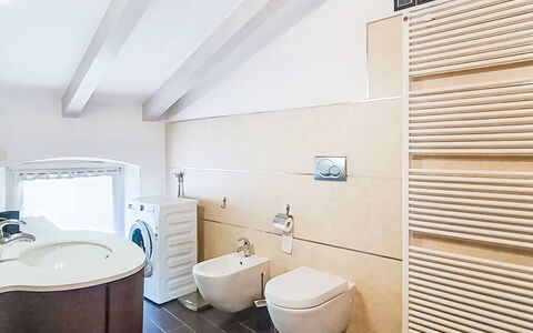 Le Falesie: Pavimentazione, Idraulico Fixture, Pavimento, Interior Design, Bagno, Soffitto, Gabinetto, Idraulico, Rubinetto, Lavello
