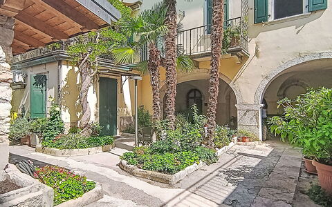Le Falesie: Arco, Vaso Di Fiori, Hacienda, Cortile, Pianta Della Casa, Shade, Flagstone, Landscaping