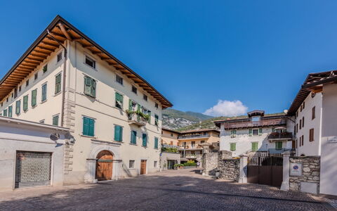 Le Falesie: Neve, Inverno, Congelamento, Villetta, Hill Station, Larice, Calotta Di Ghiaccio, Geomorfologia Glaciale, Stazione Sciistica