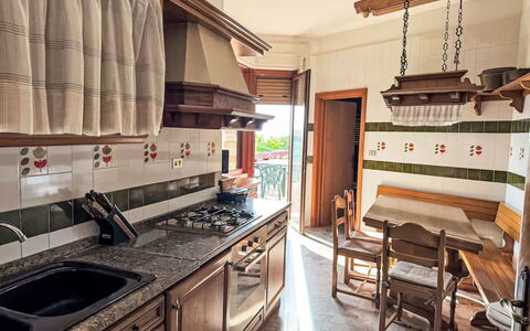 La Terrazza di Colle Marino: Legna, Cucina, Mobilia, Interior Design, Controsoffitto, Pavimentazione, Cabinetry, Pavimento, Color Legno, Casa