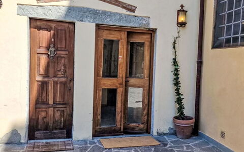 Il Pozzo dei Desideri: Parete, Legna, Porta, Porta A Casa, Pavimento, Latifoglie, Color Legno, Calcestruzzo, Maniglia, Vaso Di Fiori