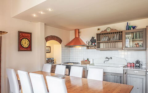 Bellavista: Mobilia, Interior Design, Pavimentazione, Cucina, Parete, Legna, Soffitto, Lampada, Pavimento, Controsoffitto