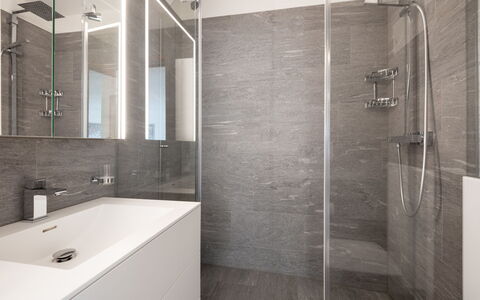 Val Signina 5-2: Bagno, Pavimentazione, Idraulico Fixture, Parete, Pavimento, Interior Design, Rubinetto, Idraulico, Piastrella, Mobiletto Del Bagno