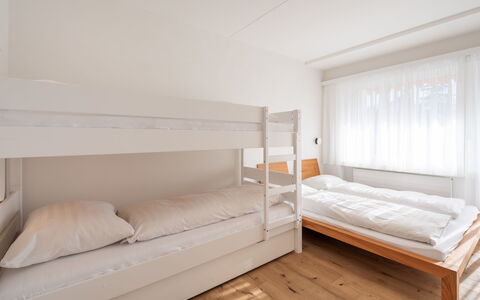 Val Signina 5-2: Pavimentazione, Pavimento, Legna, Interior Design, Camera Da Letto, Letto, Soffitto, Pavimento In Legno, Camera, Mobilia