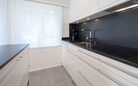 Val Signina 5-2: Controsoffitto, Cucina, Interior Design, Cabinetry, Pavimentazione, Lavandino Della Cucina, Legna, Lavello, Elettrodomestico Da Cucina, Rubinetto