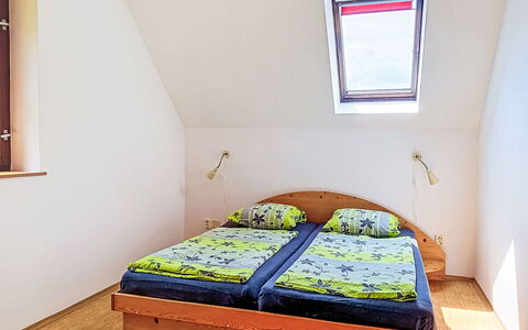 Green Valley Park Stárkov 18: Letto, Camera Da Letto, Pavimento, Interior Design, Pavimentazione, Lenzuolo, Bedding, Legna, Mobilia, Camera