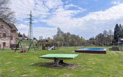 Green Valley Park Stárkov 18: Erba, Albero, Lotto, Plain, Prato, Parco, Giardino, Cortile, Landscaping, Attrezzatura Giochi All'Aperto