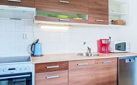 Green Valley Park Stárkov 18: Cabinetry, Controsoffitto, Pavimentazione, Legna, Mobilia, Interior Design, Elettrodomestico Da Cucina, Cucina, Apparecchio Major, Cassetto