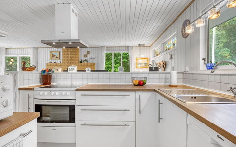 Frerich - 450M to the Fjord: Cucina, Pavimentazione, Controsoffitto, Legna, Interior Design, Elettrodomestico Da Cucina, Apparecchio Major, Soffitto, Cabinetry, Pavimento