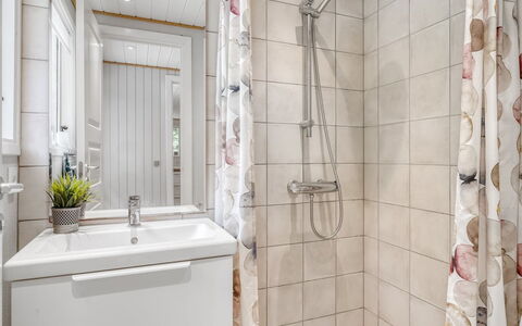 Frerich - 450M to the Fjord: Bagno, Interior Design, Pavimentazione, Idraulico Fixture, Pavimento, Idraulico, Lavello, Mobiletto Del Bagno, Gabinetto, Rubinetto