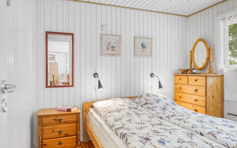 Frerich - 450M to the Fjord: Camera Da Letto, Legna, Letto, Interior Design, Pavimentazione, Lenzuolo, Pavimento, Bedding, Telaio Del Letto, Mobilia