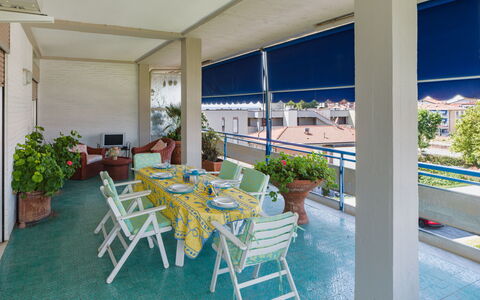 Appartamento la Terrazza di Anna: Shade, Sedia, Vaso Di Fiori, Mobili Da Esterno, Balcone, Pianta Della Casa, Tavolo Esterno, Eco Hotel, Struttura Esterna, Tenda