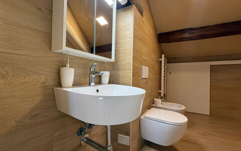 Il Pittore: Pavimentazione, Parete, Pavimento, Legna, Interior Design, Idraulico Fixture, Bagno, Idraulico, Marrone, Illuminazione