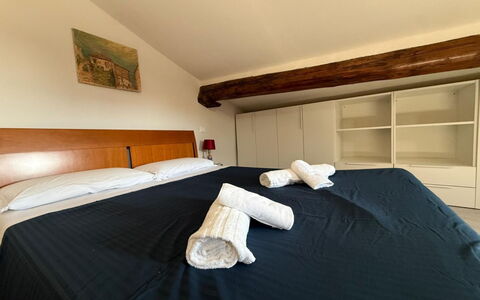 Il Pittore: Letto, Camera Da Letto, Interior Design, Mobilia, Pavimento, Legna, Pavimentazione, Lenzuolo, Bedding, Camera